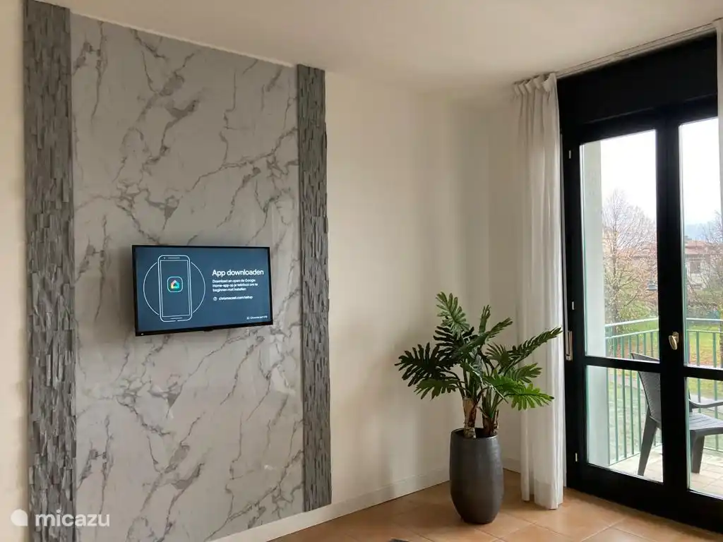 Das Schlafzimmer ist mit einem Smart-TV ausgestattet.