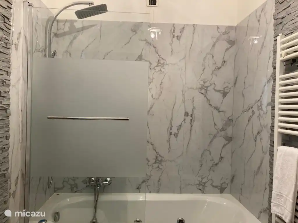 Bad mit Duscheinrichtung