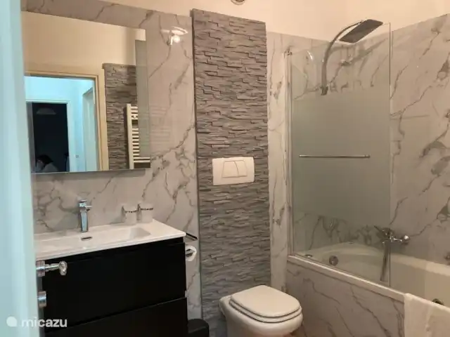 Porto Letizia-Appartement P3 | Italie, Lacs italiens , Porlezza - appartement La salle de bain complète répond à tous vos besoins.
