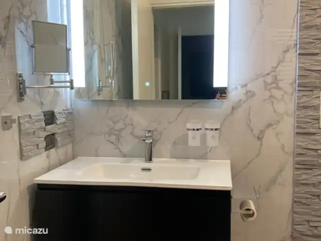 Porto Letizia-Appartement P3 | Italie, Lacs italiens , Porlezza - appartement Lavabo avec miroir et miroir de maquillage pour les dames.