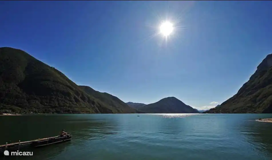 Lädt das nicht ein, die fantastische Aussicht entlang des Wassers zu genießen?