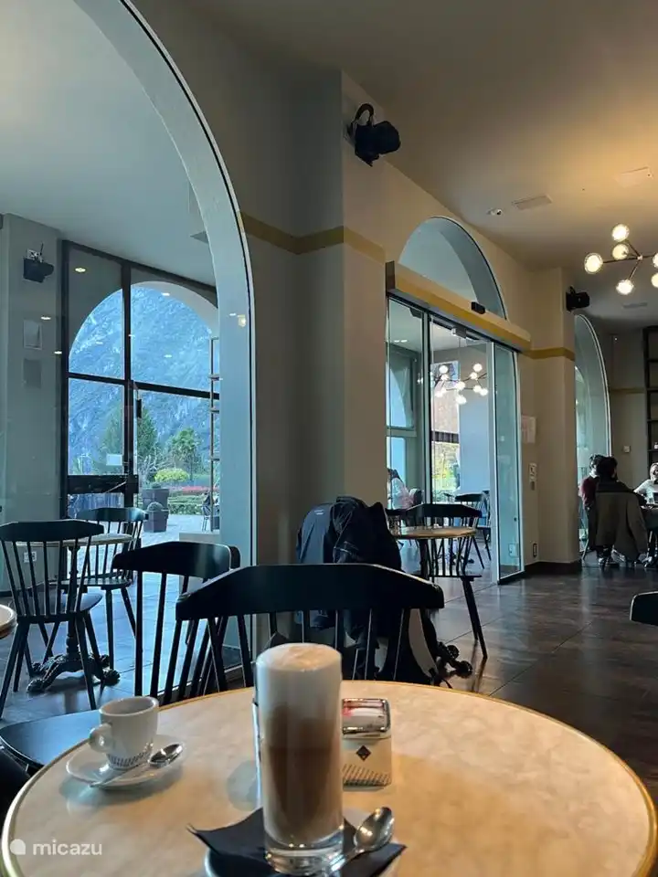 Für eine schöne Aussicht, während Sie ein leckeres Getränk genießen, nehmen Sie Platz in der „Panama Bar“ und mehr am Fuße der Residenz Porto Letizia.