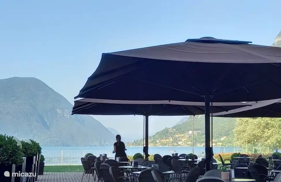 Geniessen Sie eine schöne Erfrischung auf der Terrasse am Luganersee.