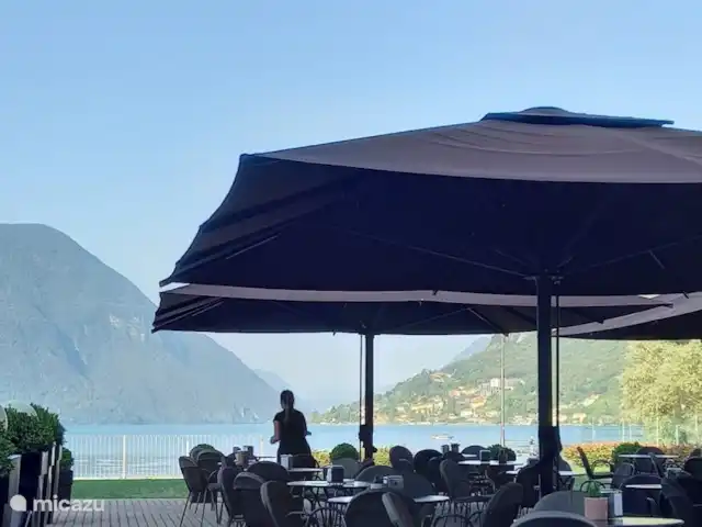 Porto Letizia-Appartement P3 | Italie, Lacs italiens , Porlezza - appartement Profitez d'un bon rafraîchissement sur la terrasse au bord du lac de Lugano.