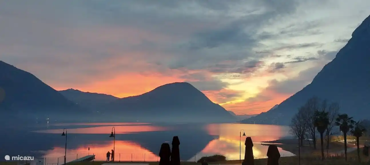 Luganer See bei Nacht.