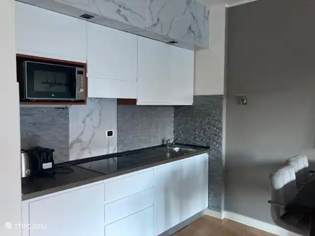 Porto Letizia-Appartement P3 | Italie, Lacs italiens , Porlezza - appartement Cuisine moderne avec bouilloire, micro-ondes combiné, réfrigérateur avec compartiment congélateur et machine Nespresso.
