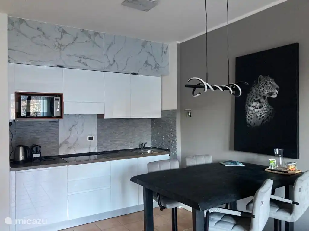 Genießen Sie ein leckeres Frühstück an unserem gemütlichen Bartisch.