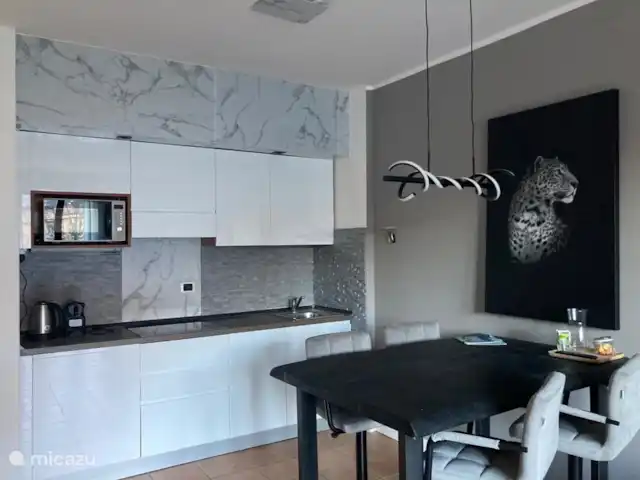 Porto Letizia-Appartement P3 | Italie, Lacs italiens , Porlezza - appartement Profitez d'un bon petit déjeuner à notre table de bar confortable.