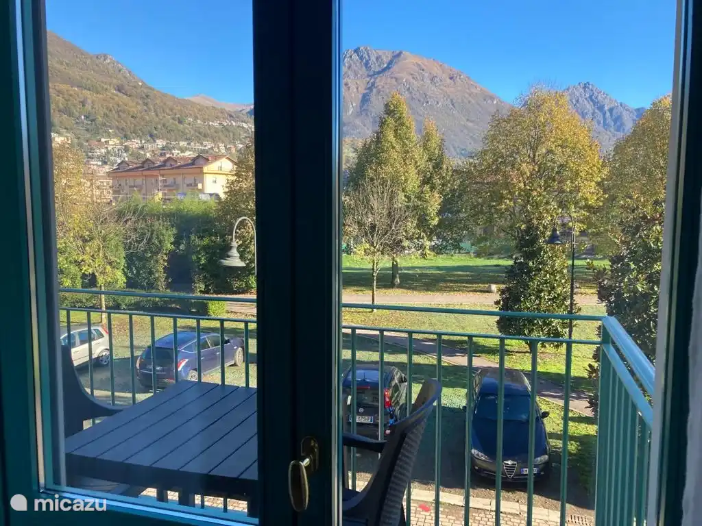 Schöne Sicht auf die Berge und den Park.