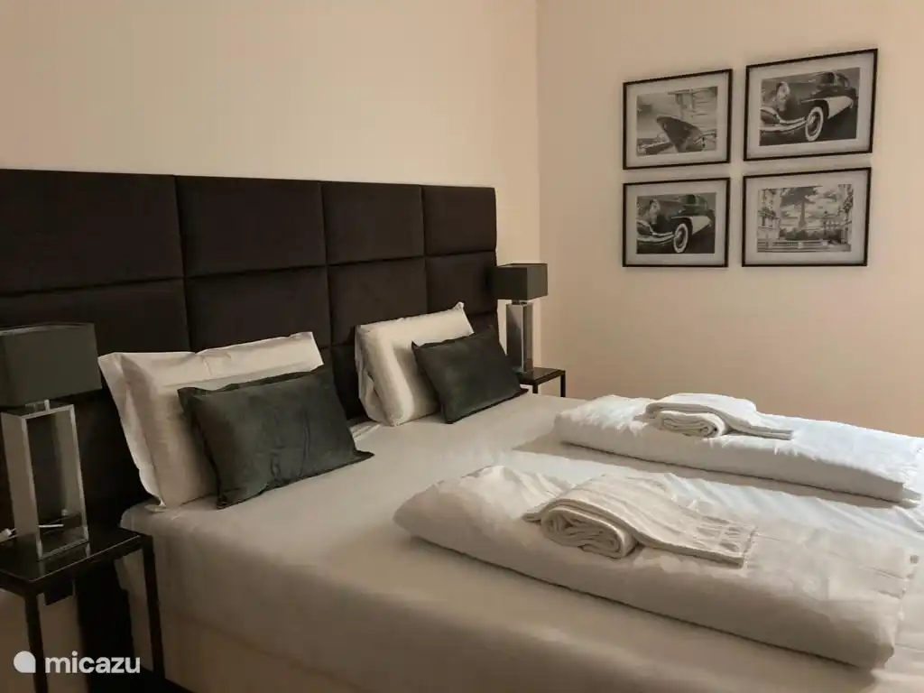 Nach einem intensiven Shoppingtag in Lugano können Sie sich in einem wunderbaren Bett entspannen und Ihre Lieblingssendungen im Fernsehen anschauen.