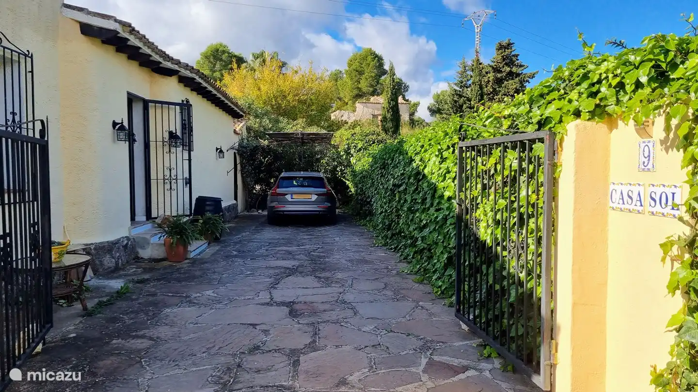 Allée avec abri auto