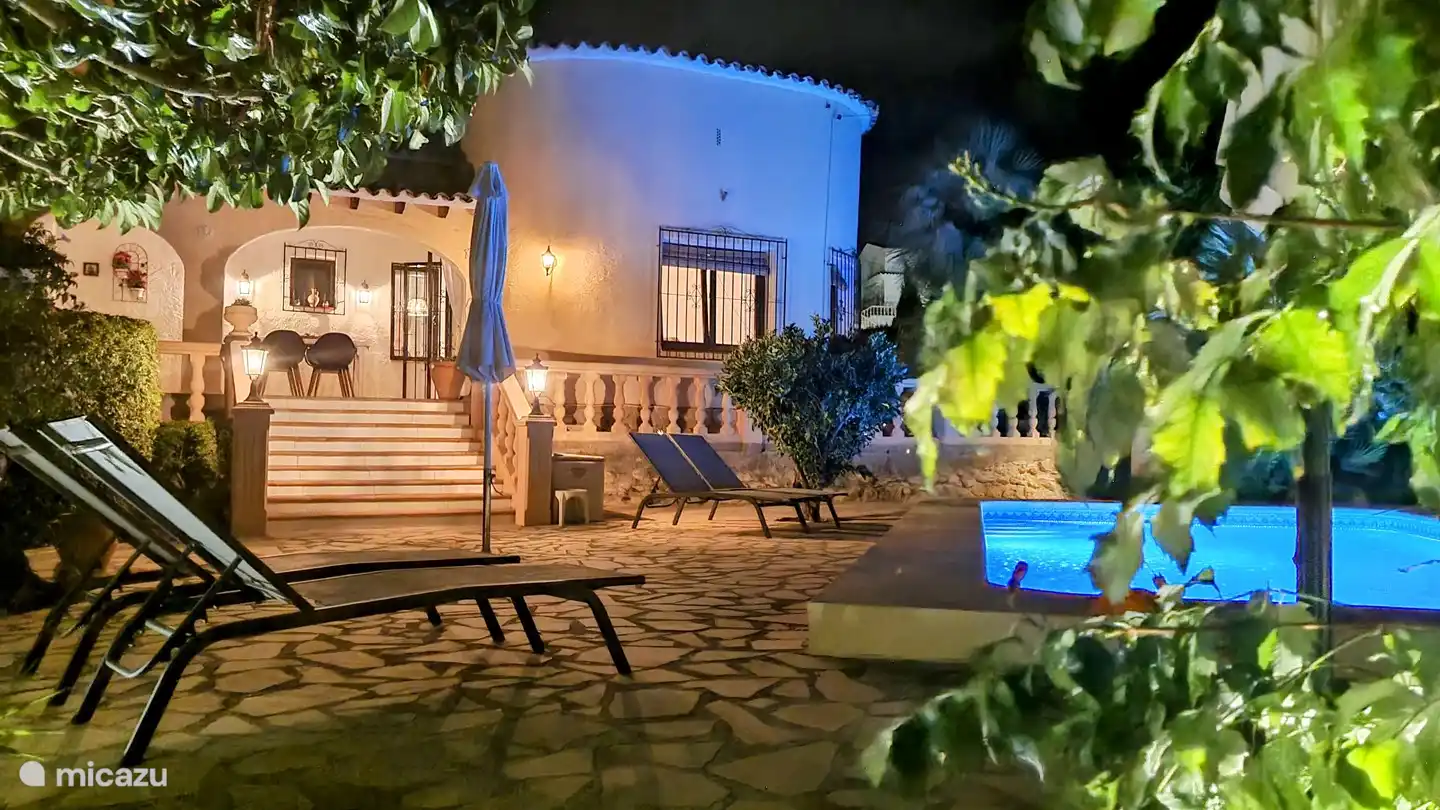 Le jardin et la piscine sont magnifiquement éclairés la nuit