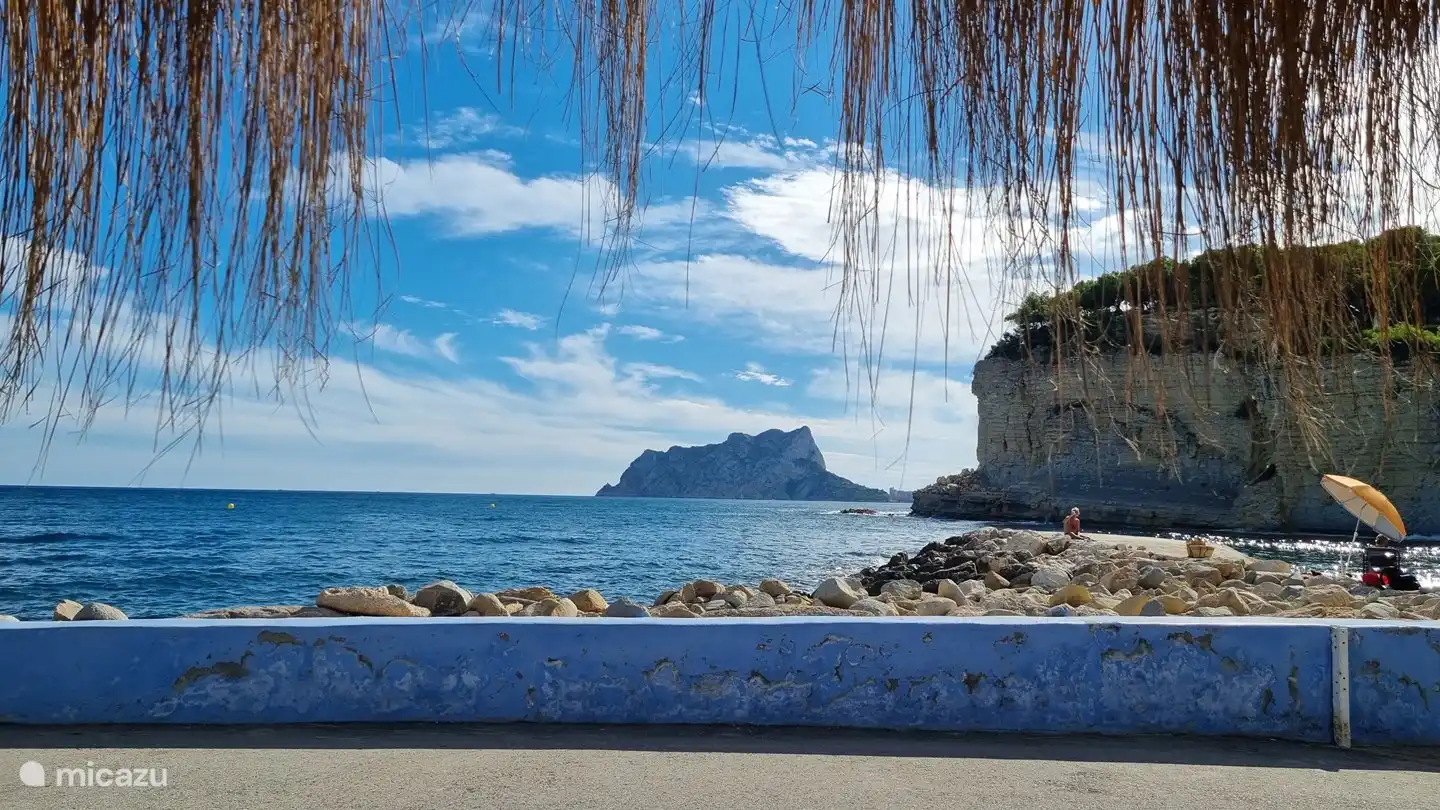 Cala Advocat avec vue sur Peñón de Ifach
