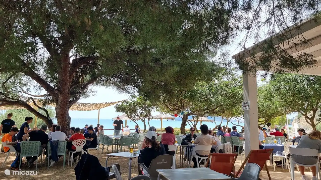 Il y a plusieurs bons restaurants le long de la côte