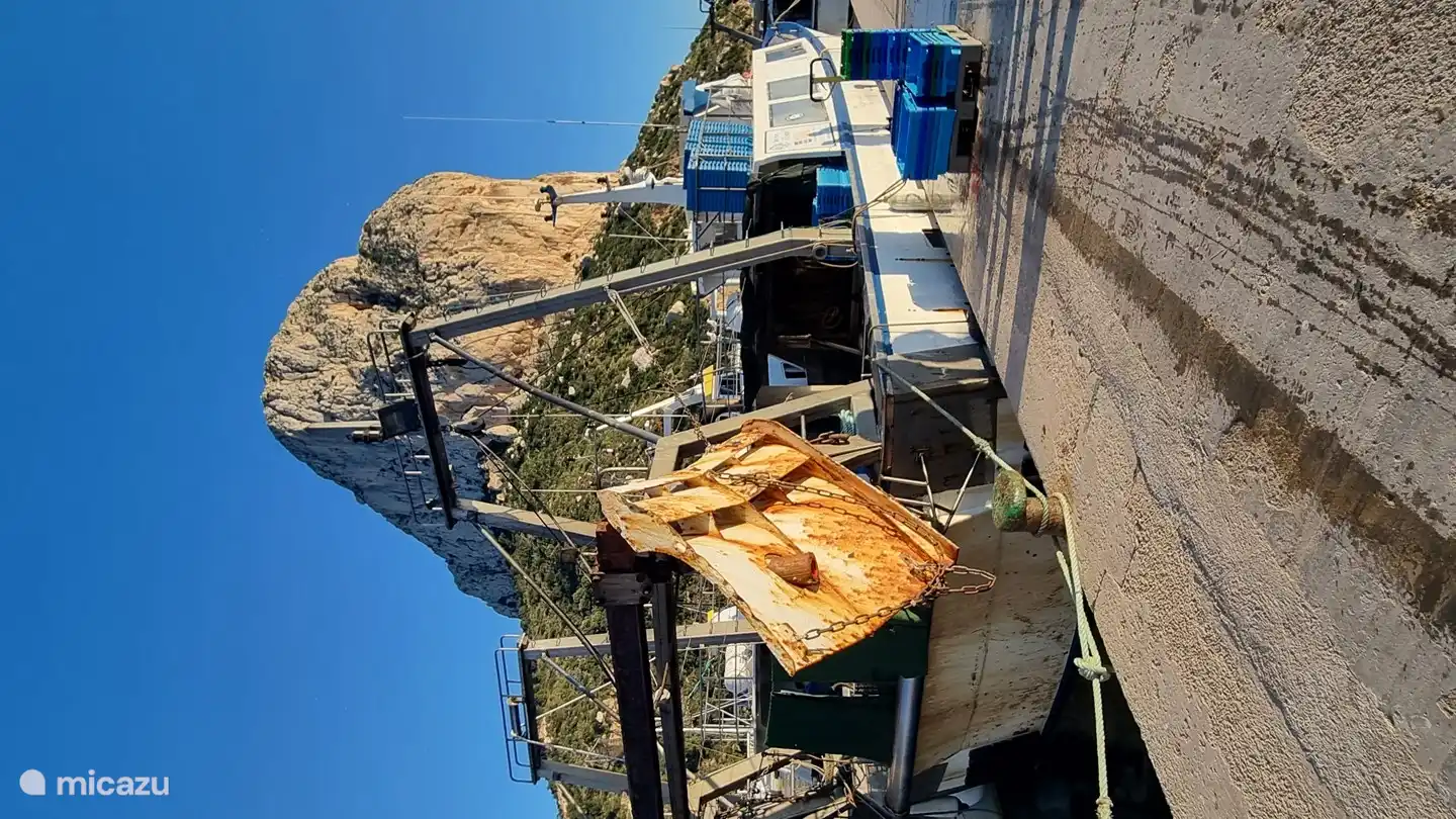 La criée à Calpe avec le Peñón de Ifach en arrière-plan