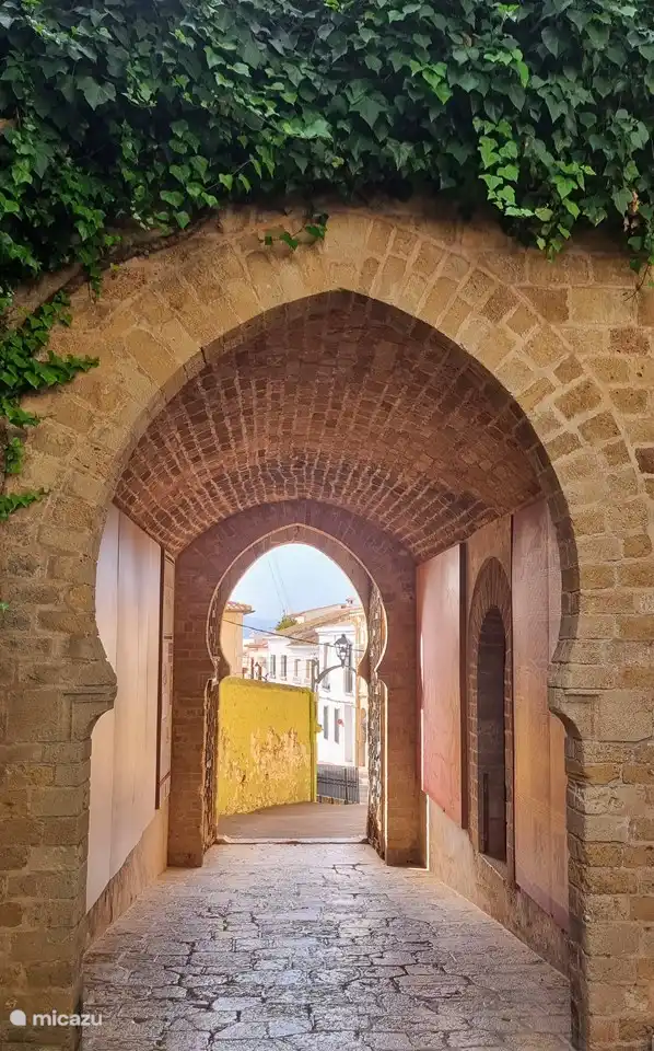 La belle porte d'entrée du château de Denia