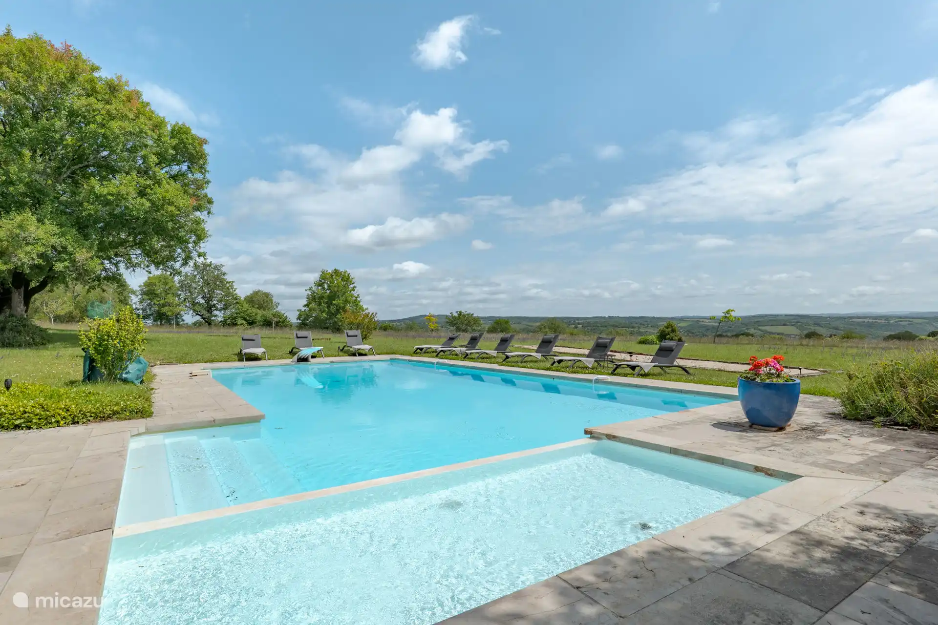 The spacious swimming pool with beautiful views