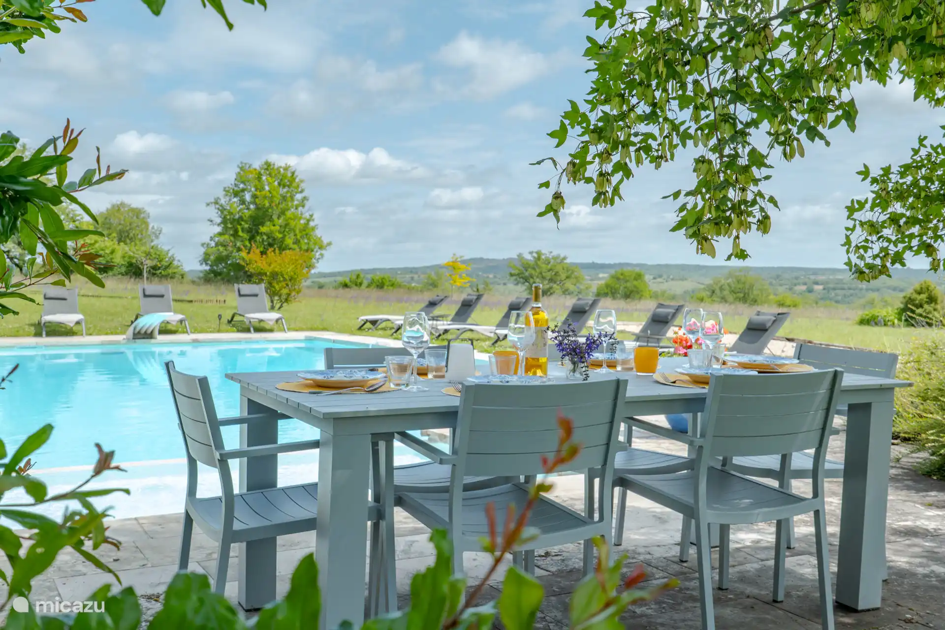 Cozy breakfast by the pool