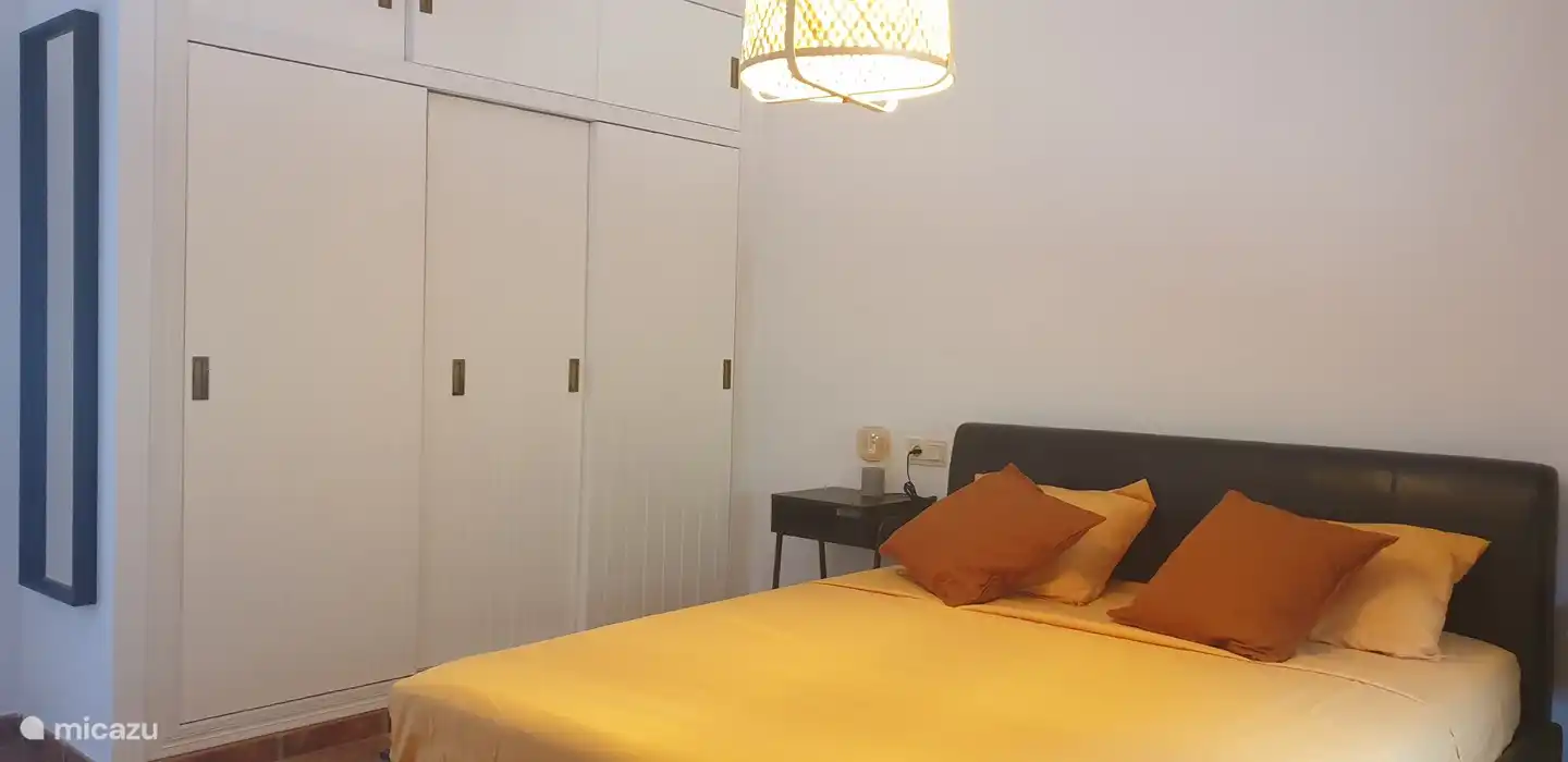 ruime slaapkamer met grote kleerkast