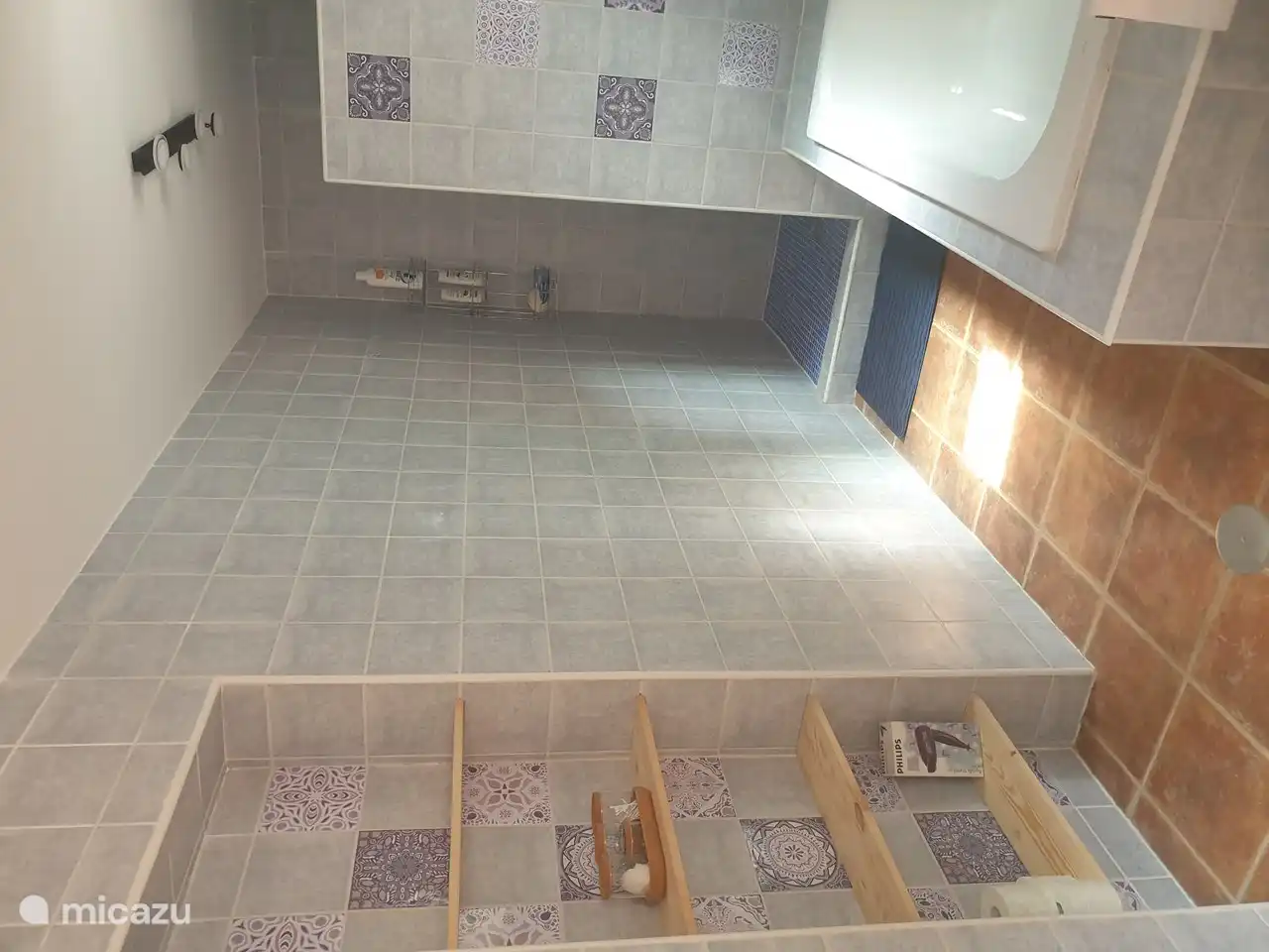 ruime badkamer met bad , grote inloopdouche ,dubbele wastafel en toilet