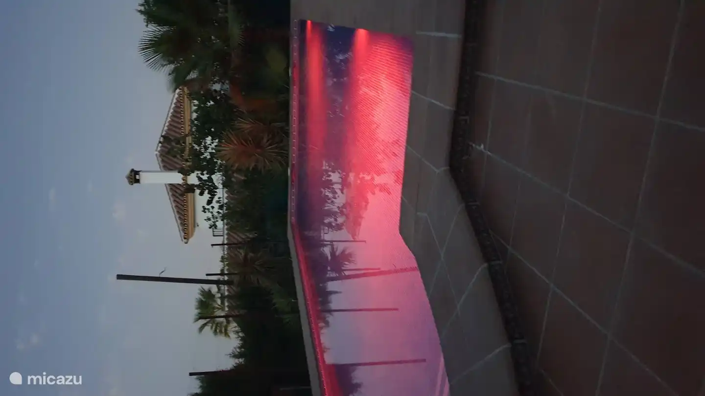 zwembad met ledverlichting