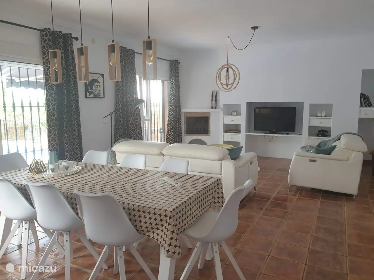  eettafel met confortabele stoelen voor 8 personen 