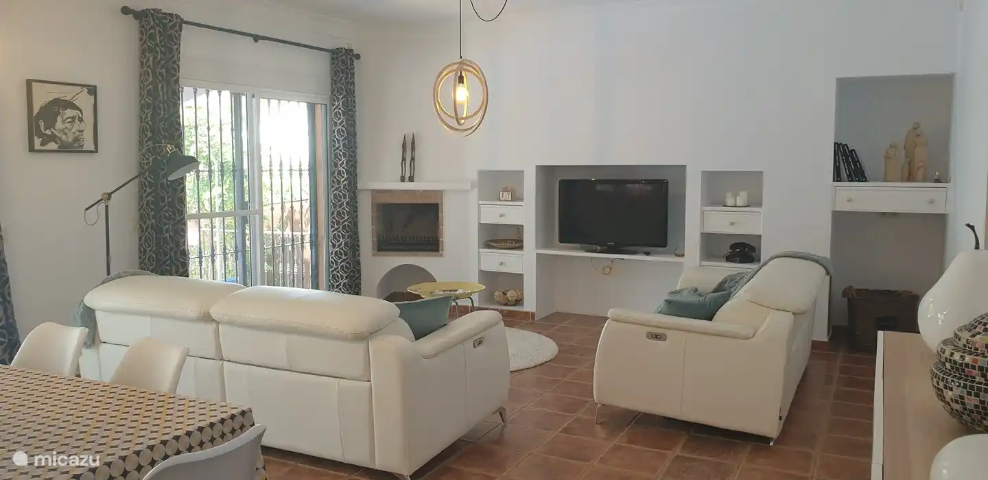 lederen salon met tv en chromecast