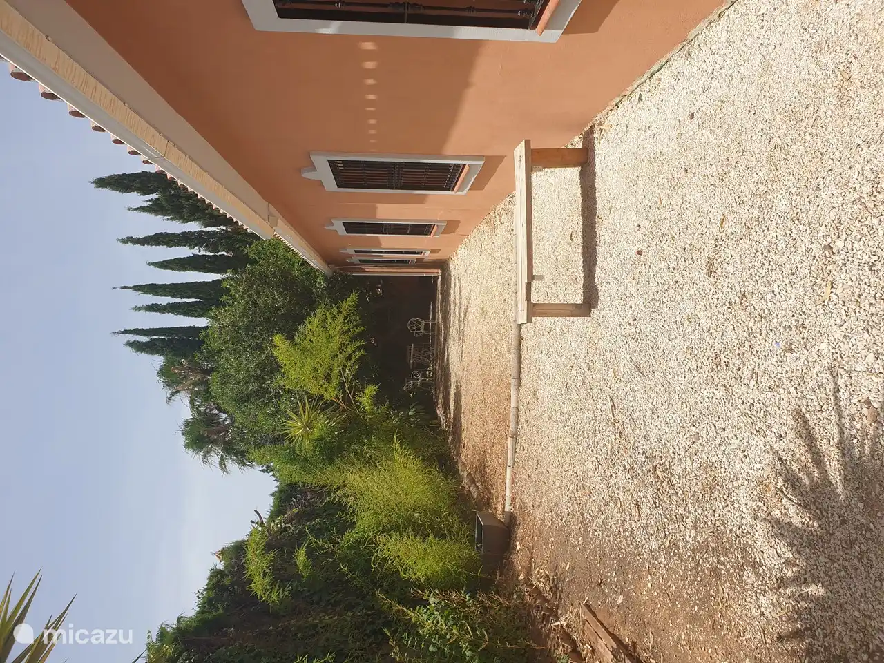 petanquebaan met bank 