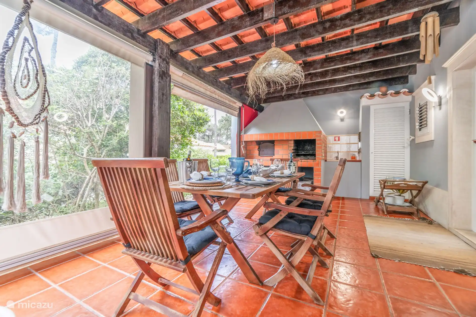 Überdachte Küche mit Grill