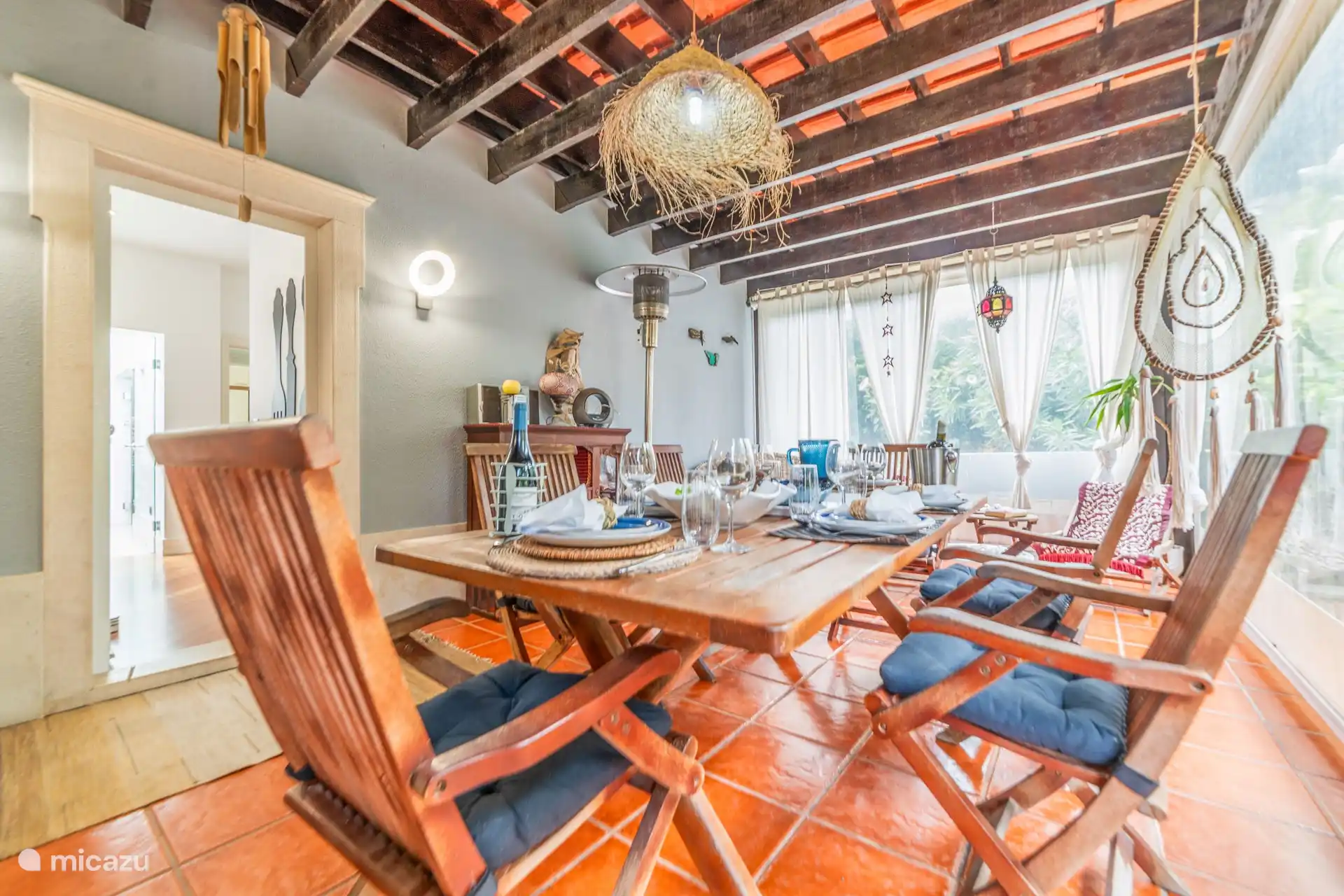 Überdachter Esstisch mit Stühlen