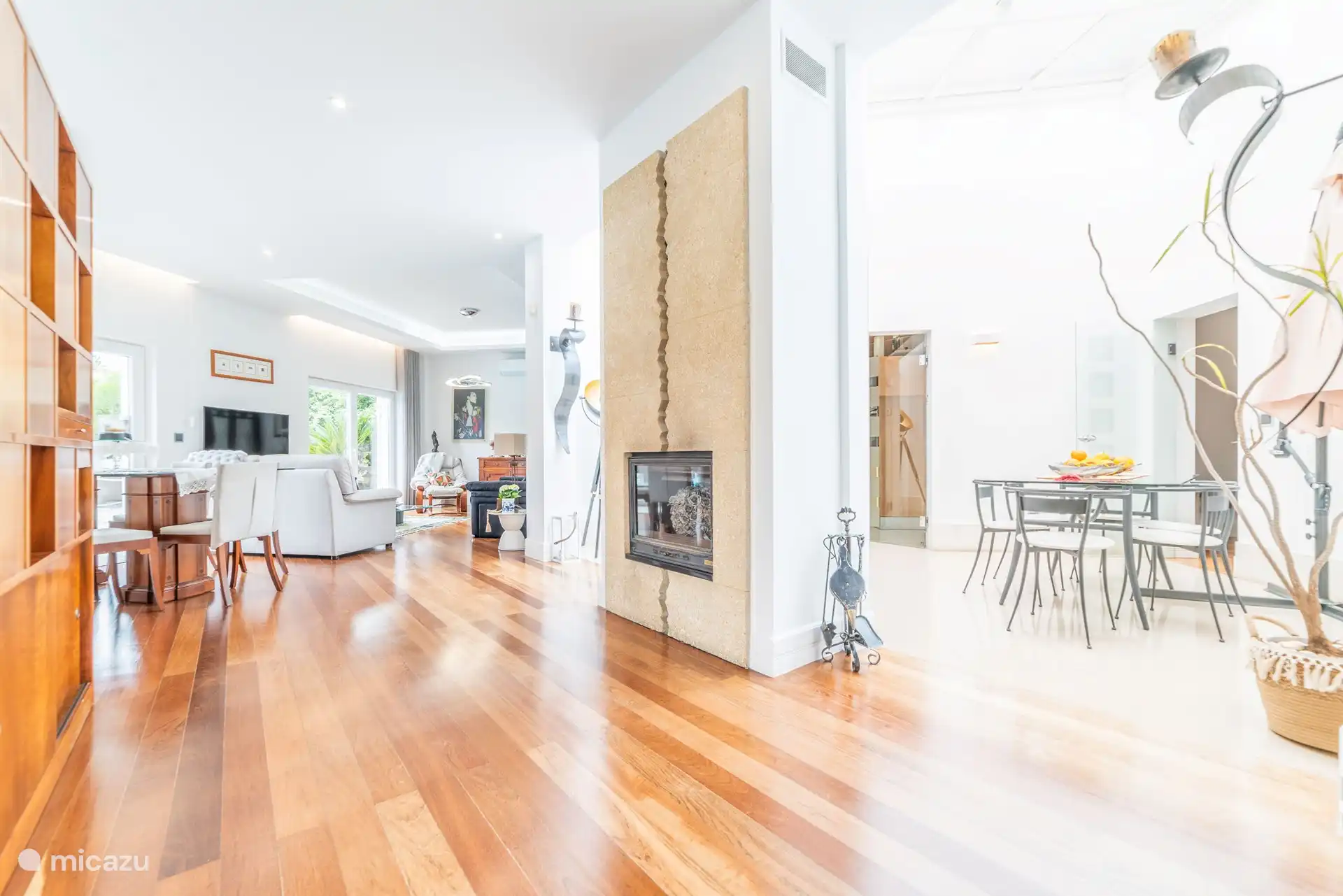 Wohnzimmer mit Blick auf die Innenterrasse