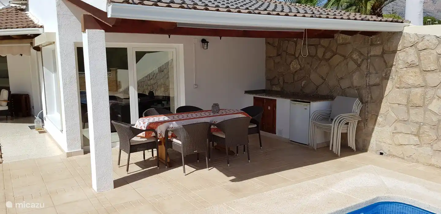 Pérgola con nevera exterior