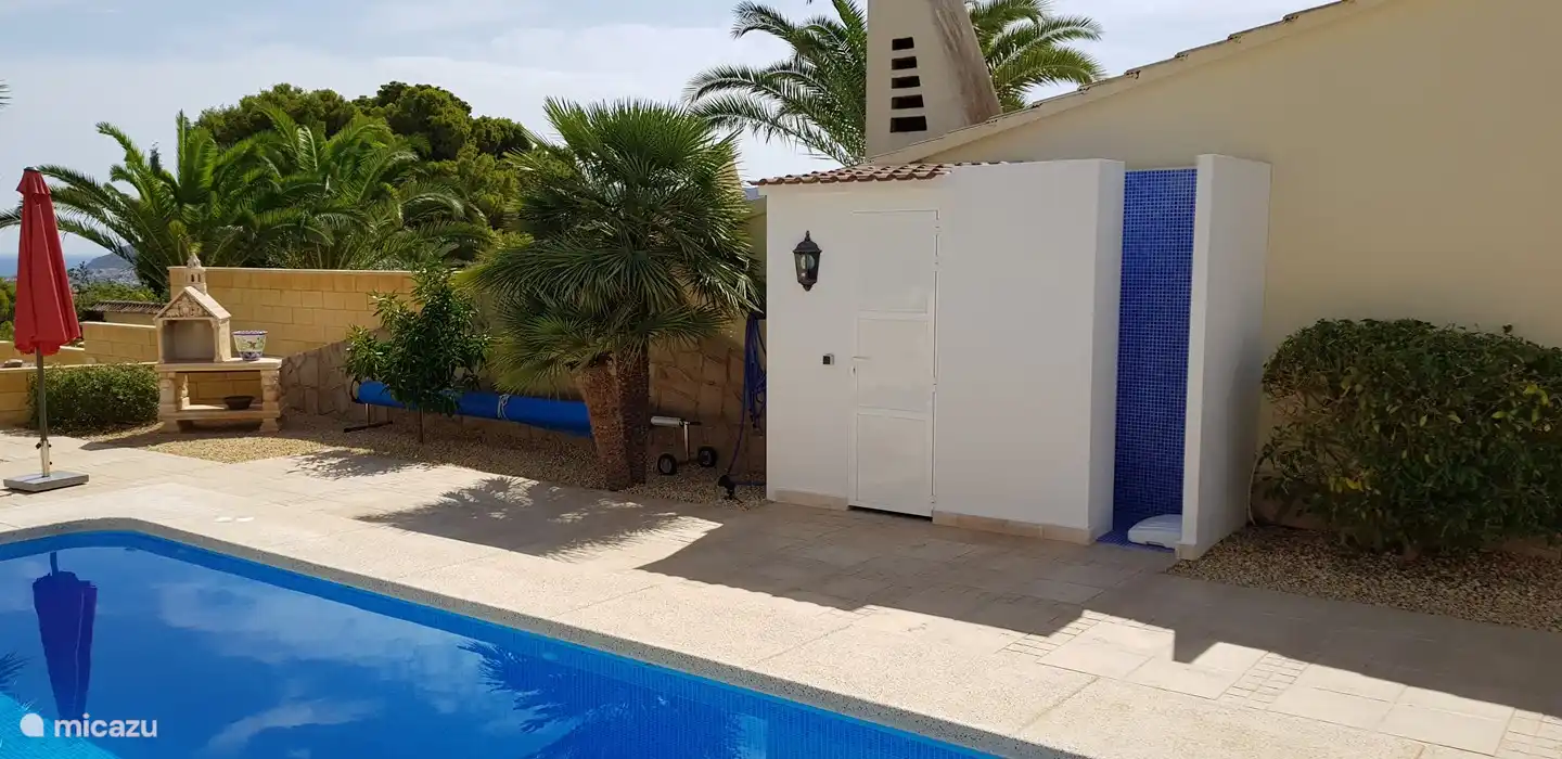 Baño y ducha al aire libre con calefacción