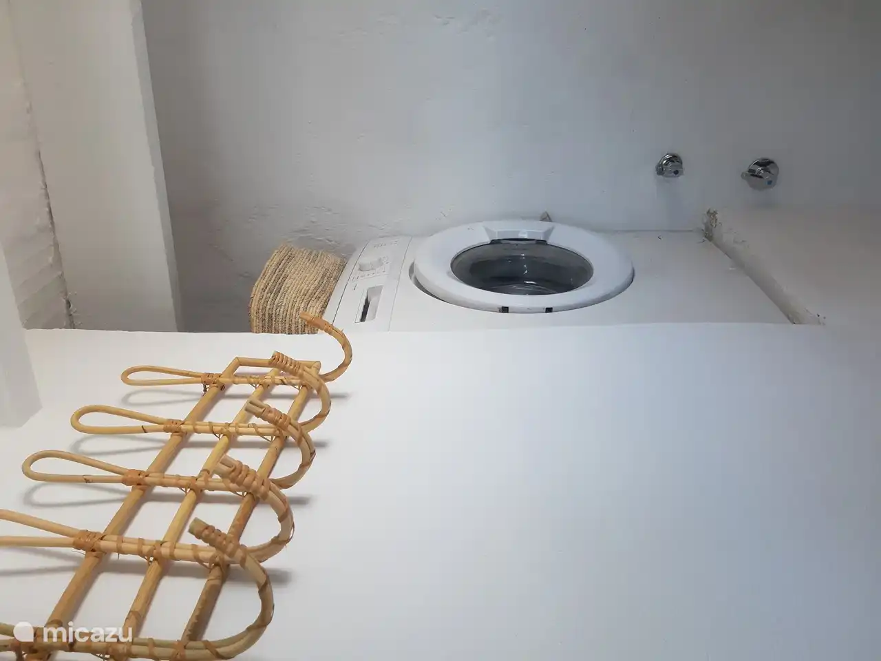 Upstairs at the roof terrace is the washing machine and a 2nd toilet