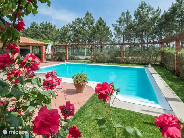 Villa Charneca en Portugal, Costa de Lisboa, Charneca da Caparica - villa piscina y jardin