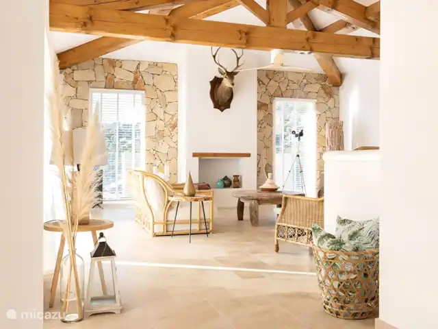 Villa D’Amico avec vue magnifique sur la mer | France, Côte d'Azur, Les Issambres - villa Salon avec cheminée donnant sur la piscine et la baie de Saint Tropez