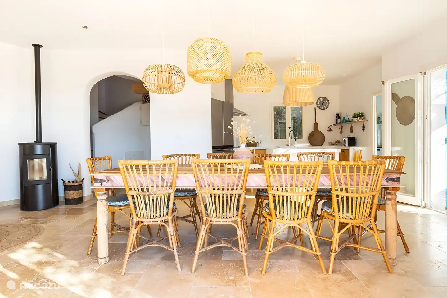 Dining room with open kitchen with a view of the swimming pool and the bay of Saint Tropez.