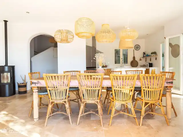 Villa D’Amico avec vue magnifique sur la mer | France, Côte d'Azur, Les Issambres - villa Salle à manger avec cuisine ouverte avec vue sur la piscine et la baie de Saint Tropez.