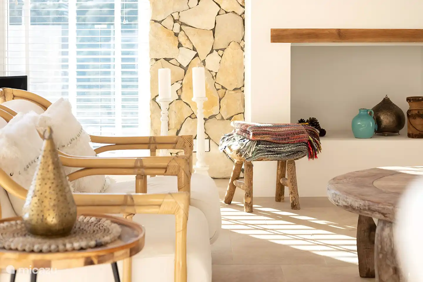 Very spacious sitting room with fantastic sea views6