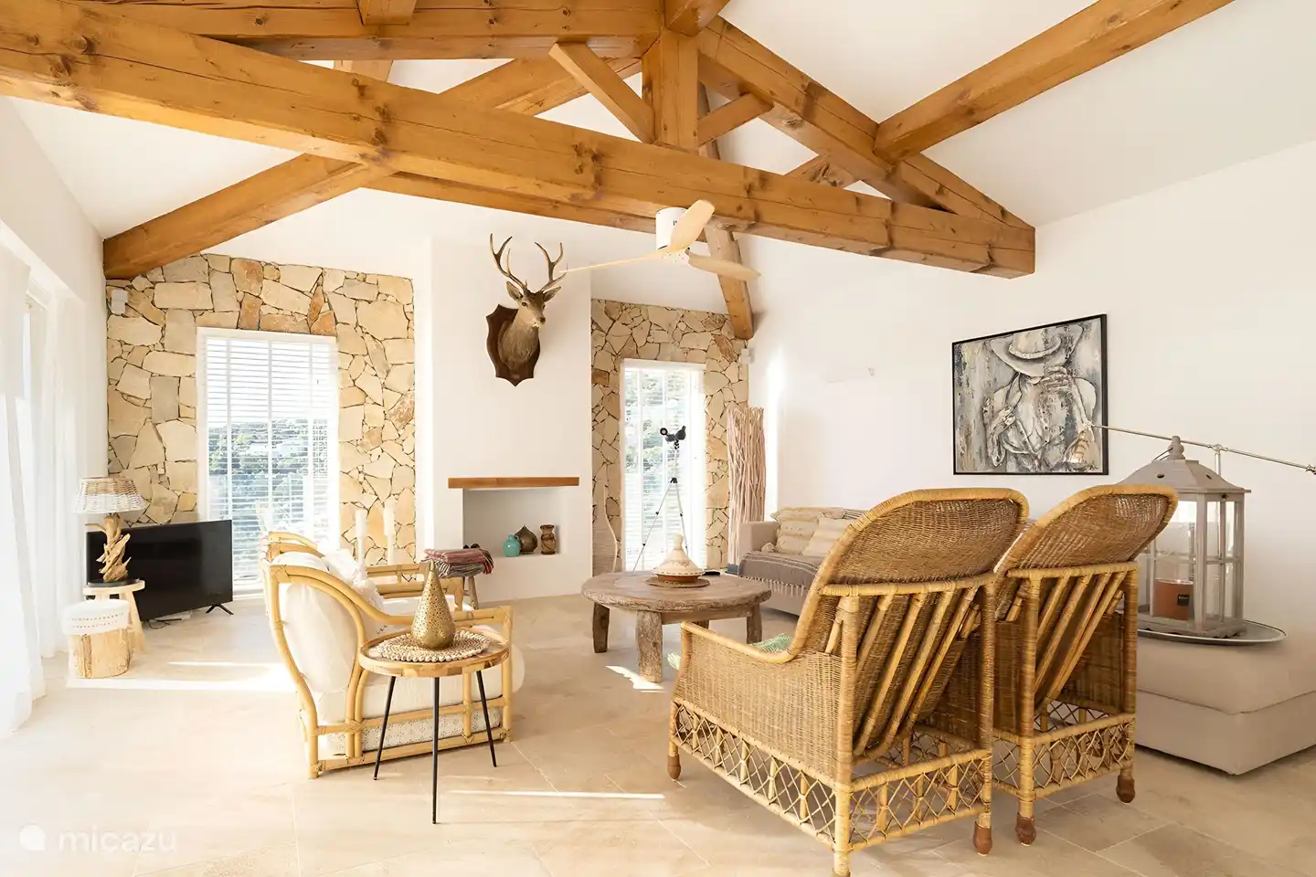 Very spacious sitting room with sea view