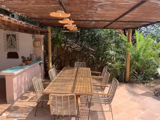 Villa D’Amico avec vue magnifique sur la mer | France, Côte d'Azur, Les Issambres - villa Table extérieure dans la cuisine extérieure