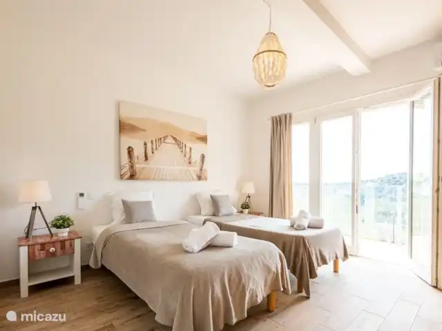Villa D’Amico avec vue magnifique sur la mer | France, Côte d'Azur, Les Issambres - villa Chambre très spacieuse avec climatisation silencieuse, portes-fenêtres donnant sur balcon avec vue mer.