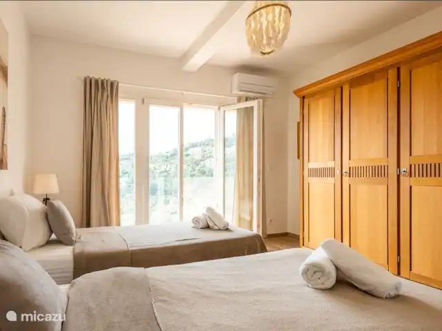 Villa D’Amico avec vue magnifique sur la mer | France, Côte d'Azur, Les Issambres - villa Chambre très spacieuse avec climatisation silencieuse, portes-fenêtres donnant sur balcon avec vue mer.