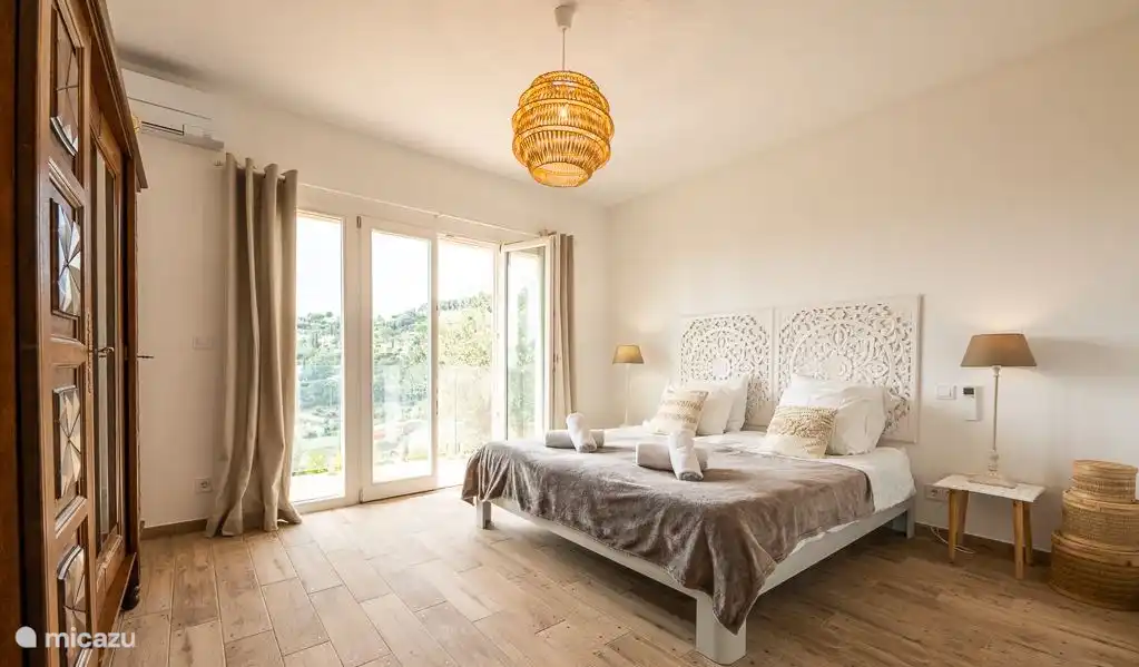 Very spacious bedroom with whisper-quiet air conditioning, patio doors to balcony with sea view.