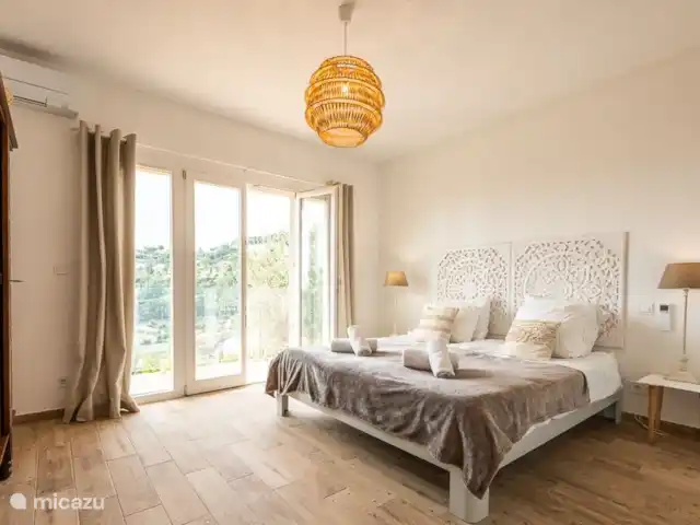 Villa D’Amico avec vue magnifique sur la mer | France, Côte d'Azur, Les Issambres - villa Chambre très spacieuse avec climatisation silencieuse, portes-fenêtres donnant sur balcon avec vue mer.