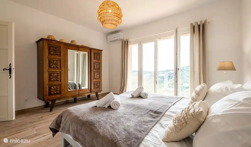 Very spacious bedroom with whisper-quiet air conditioning, patio doors to balcony with sea view.