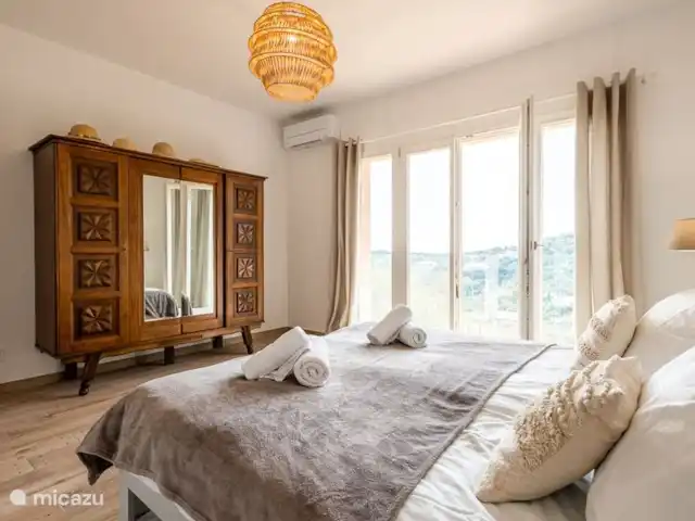 Villa D’Amico avec vue magnifique sur la mer | France, Côte d'Azur, Les Issambres - villa Chambre très spacieuse avec climatisation silencieuse, portes-fenêtres donnant sur balcon avec vue mer.
