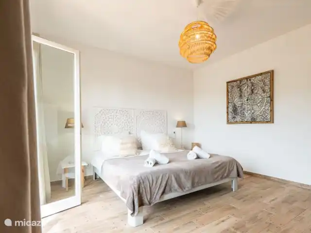 Villa D’Amico avec vue magnifique sur la mer | France, Côte d'Azur, Les Issambres - villa Chambre très spacieuse avec climatisation silencieuse, portes-fenêtres donnant sur balcon avec vue mer.