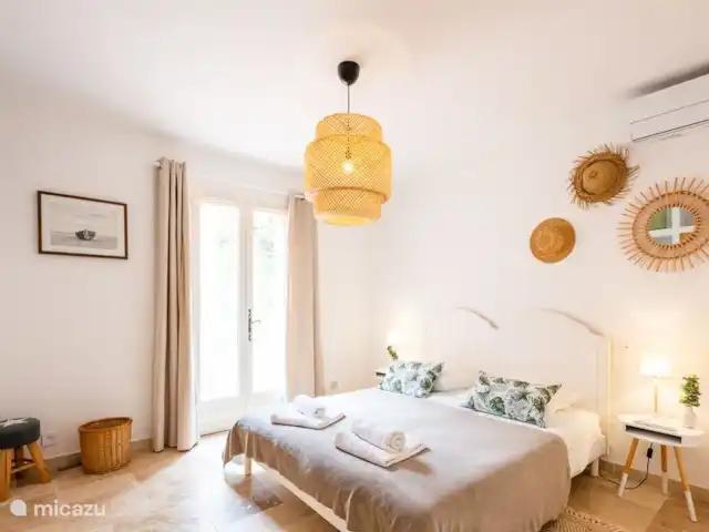 Villa D’Amico avec vue magnifique sur la mer | France, Côte d'Azur, Les Issambres - villa Chambre spacieuse avec climatisation silencieuse et portes-fenêtres donnant sur la terrasse.