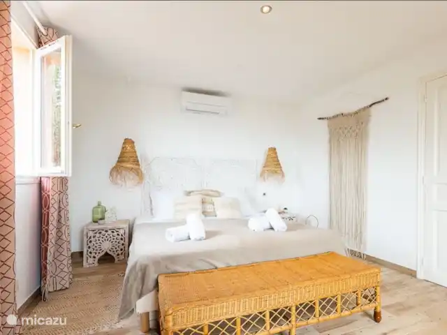 Villa D’Amico avec vue magnifique sur la mer | France, Côte d'Azur, Les Issambres - villa Chambre spacieuse avec climatisation silencieuse et offrant une vue magnifique sur la mer.